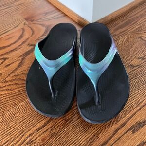 OOFOS OOlala Luxe Black Teal Iridescent Recovery Sandals Womens 10 Flip Flops